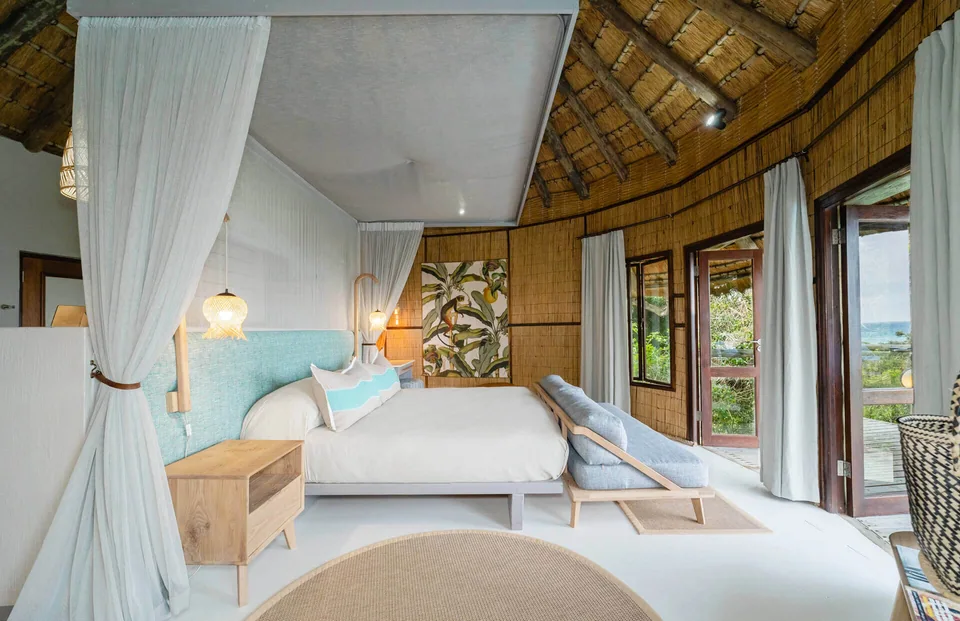 Thatched guest room at Thonga Beach Lodge with canopy bed and coastal outlook · Photo: Chantelle Melzer