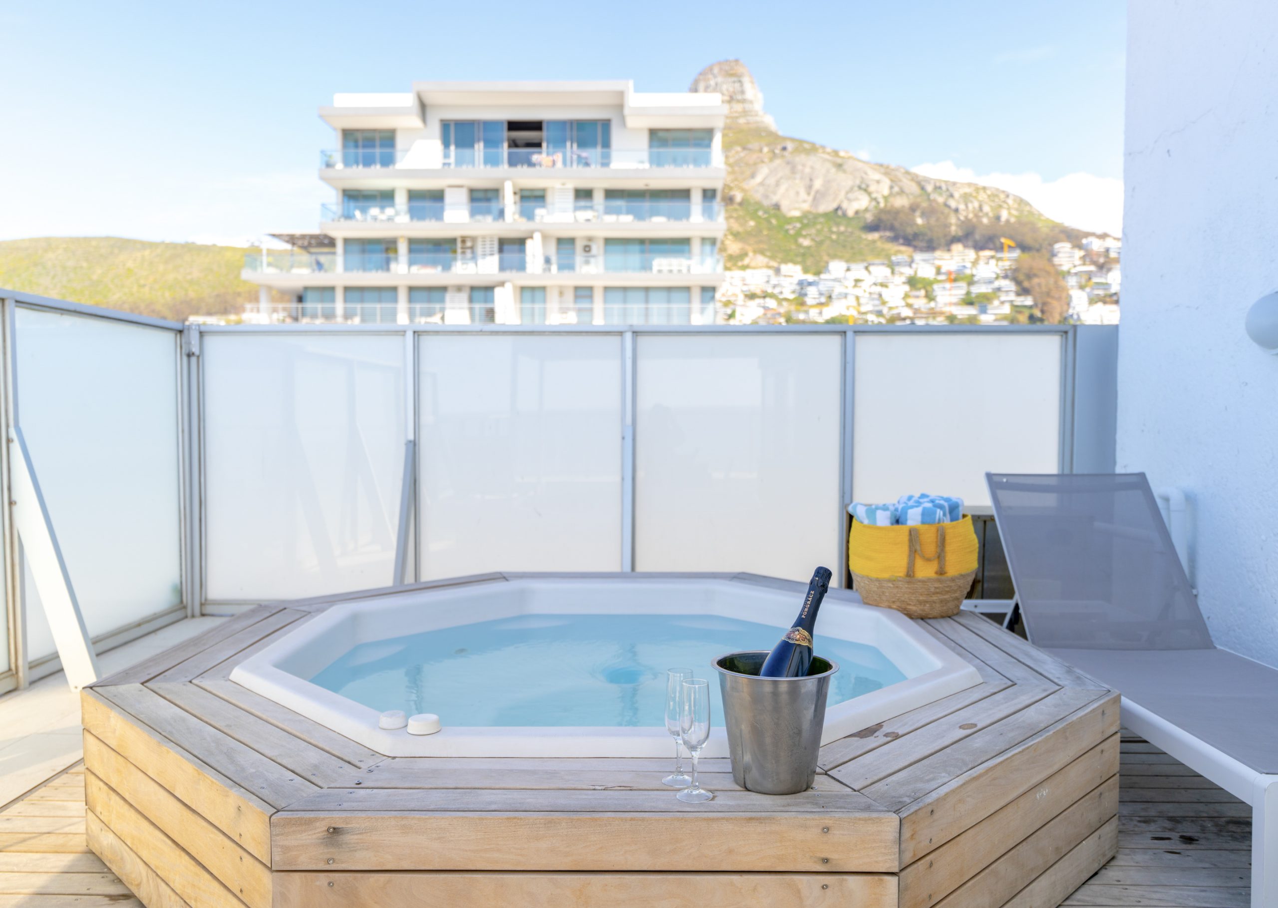 711 Super Deluxe Jacuzzi High Res 2
