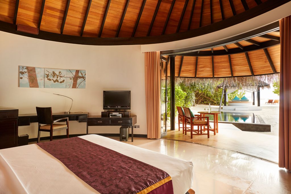 irufushi_-deluxe_beach_villa_pool_0190