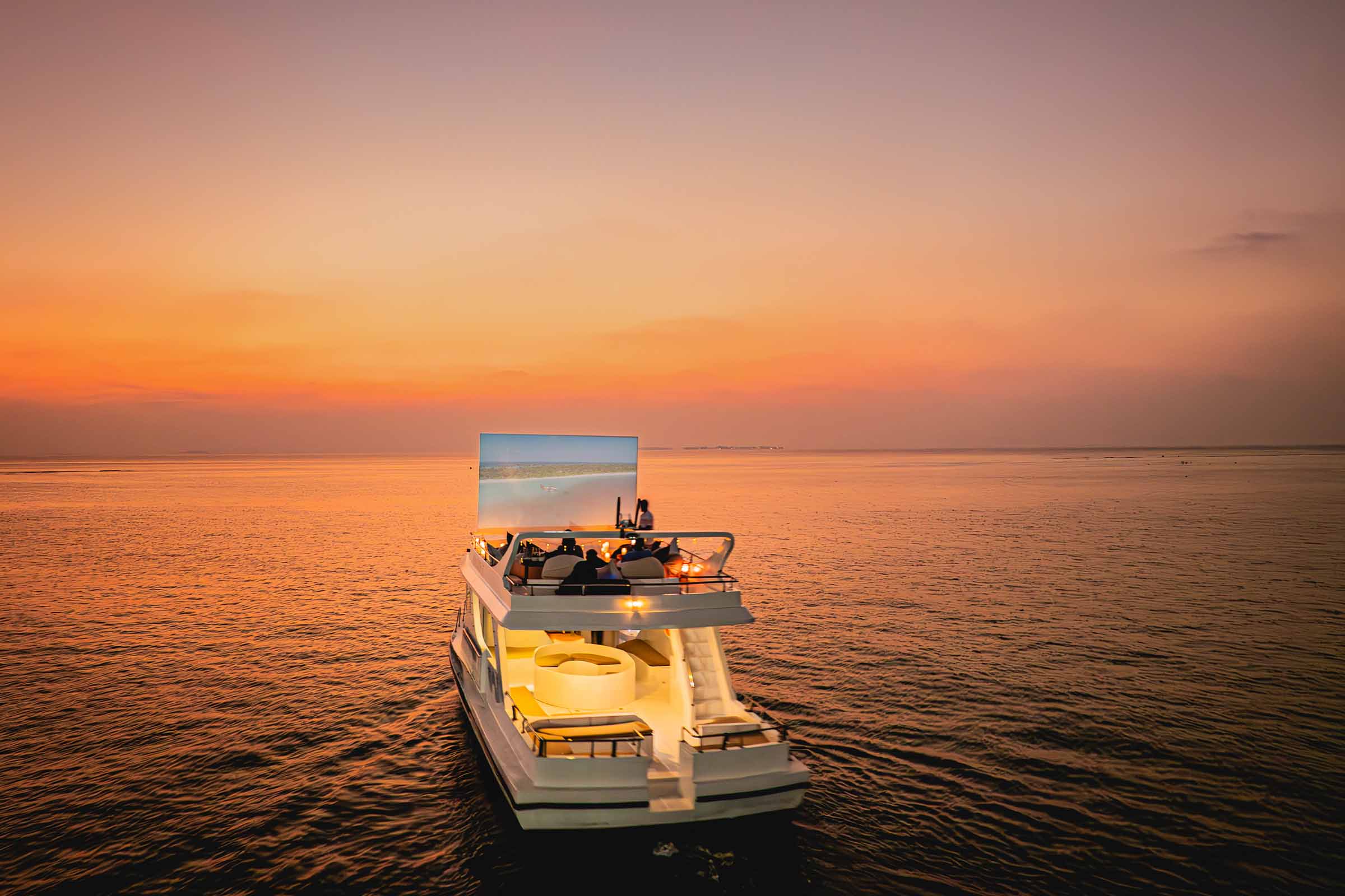 sun-siyam-iru-fushi-cinema-by-the-moonlight-1