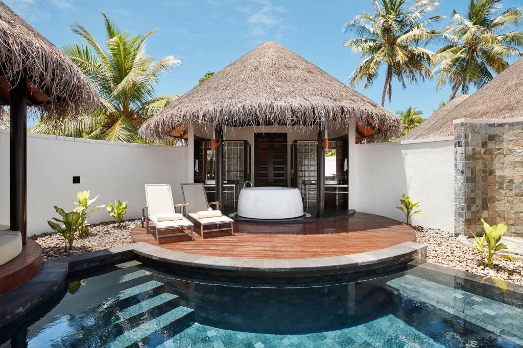 sun-siyam-iru-fushi_pool-beach-villa_bathroom-pool