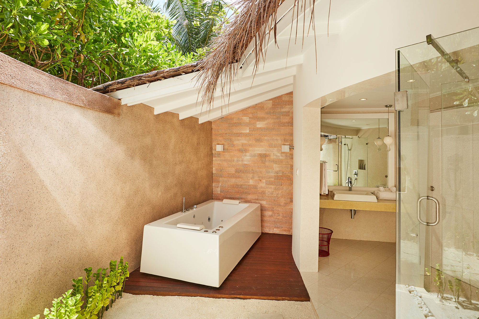 vilu_reef_jacuzzi_deluxe_beach_villa_0004