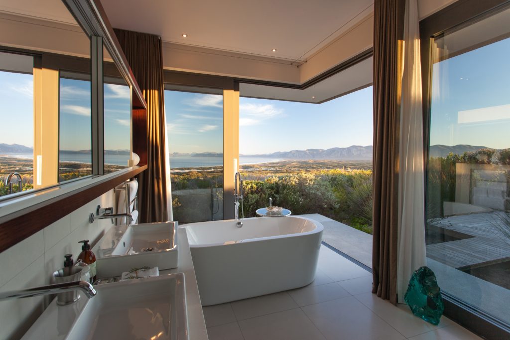 web-grootbos-accommodation-villa-pincushion-bathroom