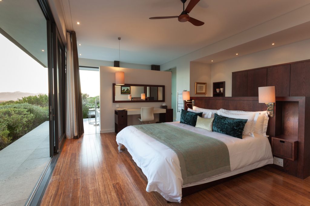 web-grootbos-accommodation-villa-pincusion-bedroom